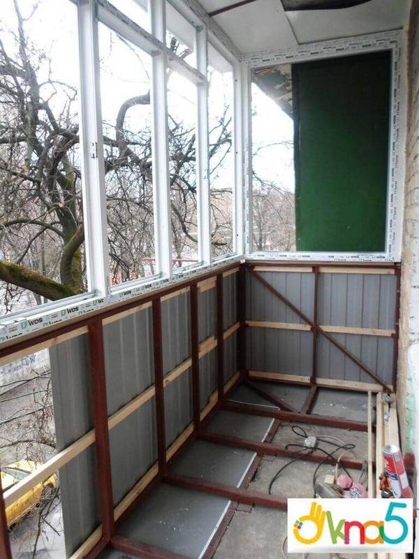Дешево застеклить балкон  реальность от компании Окна 5 с фото