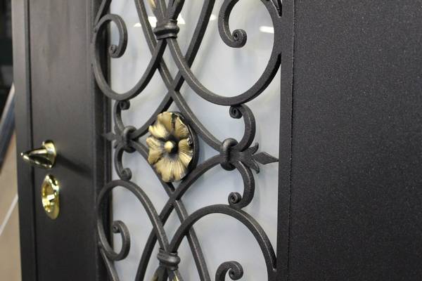 Стиль и надёжность кованых дверей, фото разных конструкций - фото