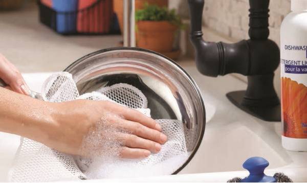Как правильно и эффективно мыть посуду вручную - фото