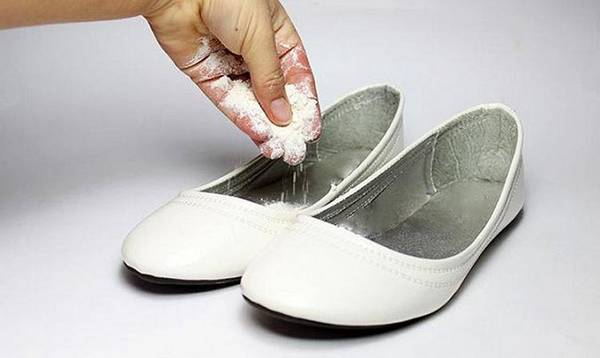 Как можно избавиться от запаха в ботинках? - фото