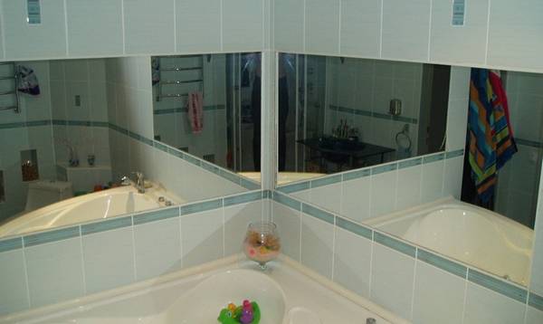Как можно повесить зеркало в ванной на плитку? с фото