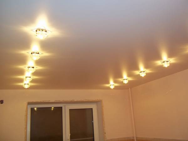 Как оптимально расположить светильники на потолке с фото