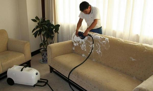 Как легко почистить диван на дому? - фото