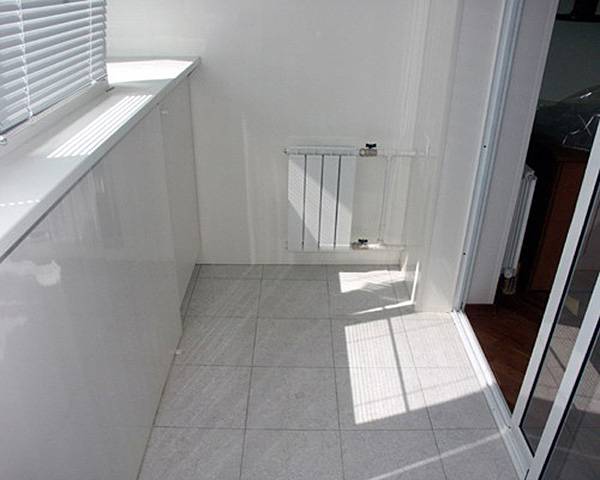 Укладка плитки на пол на балконе — пошаговая инструкция - фото