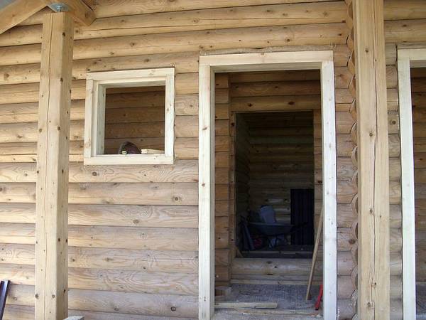 Как устанавливать двери в деревянном доме - фото