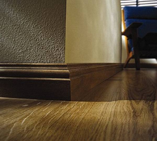 Как установить деревянные плинтуса в помещении - фото