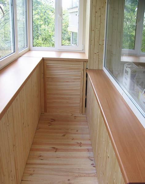 Какой пол положить на балконе: деревянный, линолеум или наливной? - фото