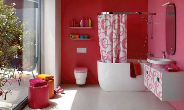 Нанесение краски для ванной без запаха - фото