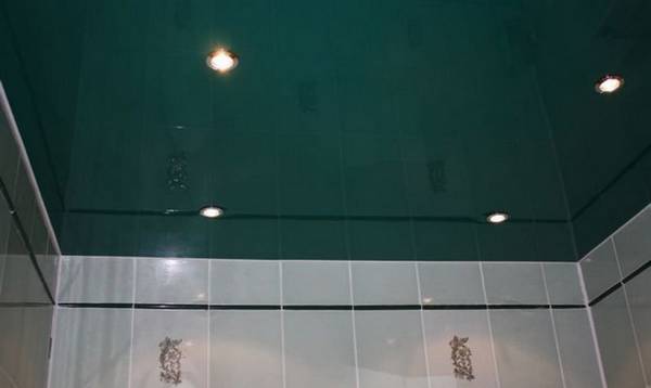 Преимущества натяжного потолка в ванной с фото