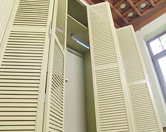 Особенности выбора шкафов с жалюзийными дверьми в Леруа Мерлен с фото