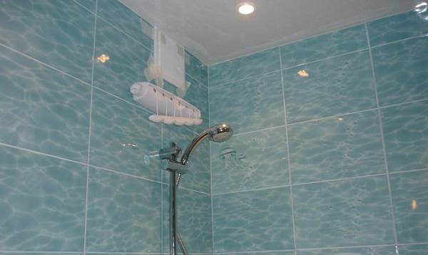 Какие бывают панели ПВХ для ванной? - фото