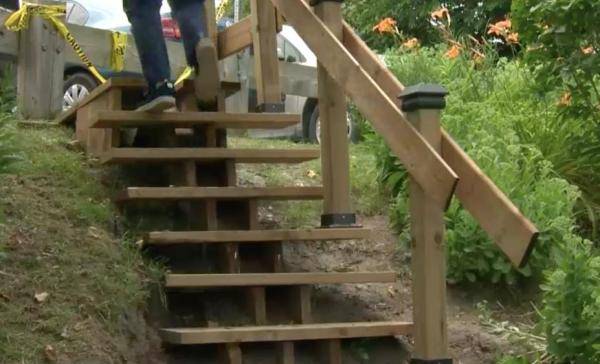 Пенсионер в Торонто сам построил лестницу в городской парк за 550 долларов, ... - фото
