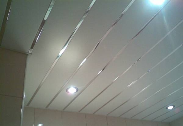 Потолок из пластиковых панелей - особенности выбора - фото