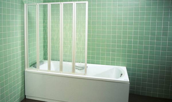 Раздвижная шторка для ванной из пластика с фото
