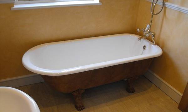 Dыбираем классику: сколько весит чугунная ванна 150х70 см? - фото