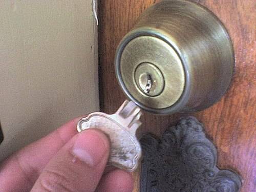 Что делать, если сломался ключ в замке и как его вытащить с фото