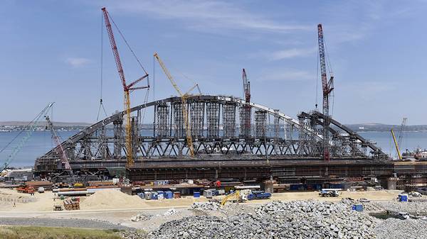Строители выполнили больше половины работ на Керченском мосту с фото