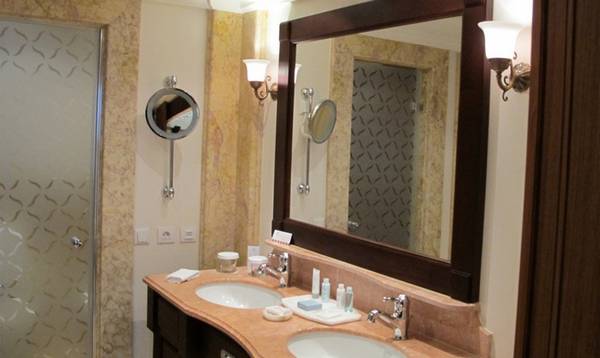 Надежность и виды влагозащищенных светильников для ванной комнаты с фото