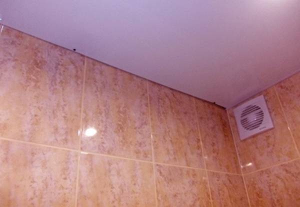 Технология установки пластикового потолка в ванной своими руками с фото