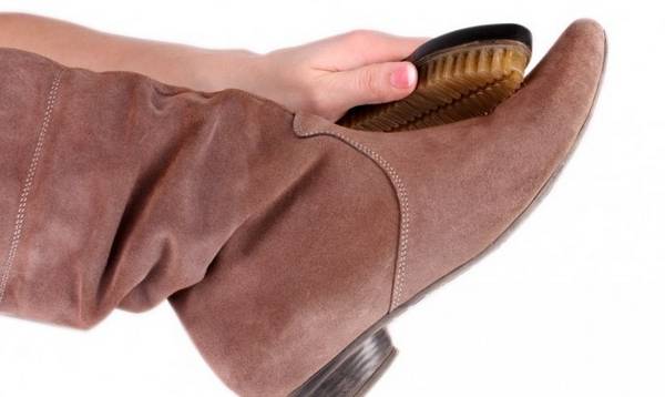 Уход за замшевыми вещами: как почистить кроссовки и ботинки - фото