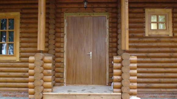 Выбор уличной деревянной двери для дачи: разновидности и монтаж - фото