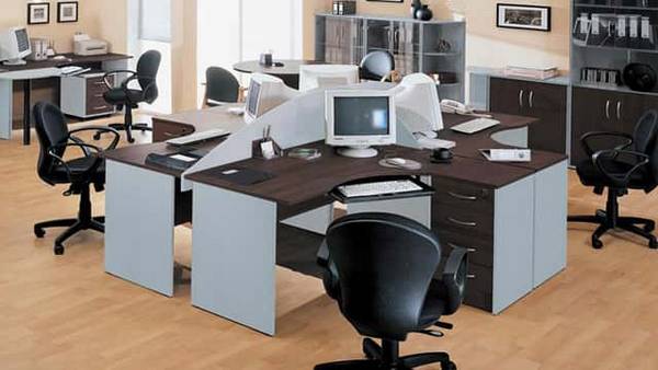 Выбираем компьютерный стол в офис - фото